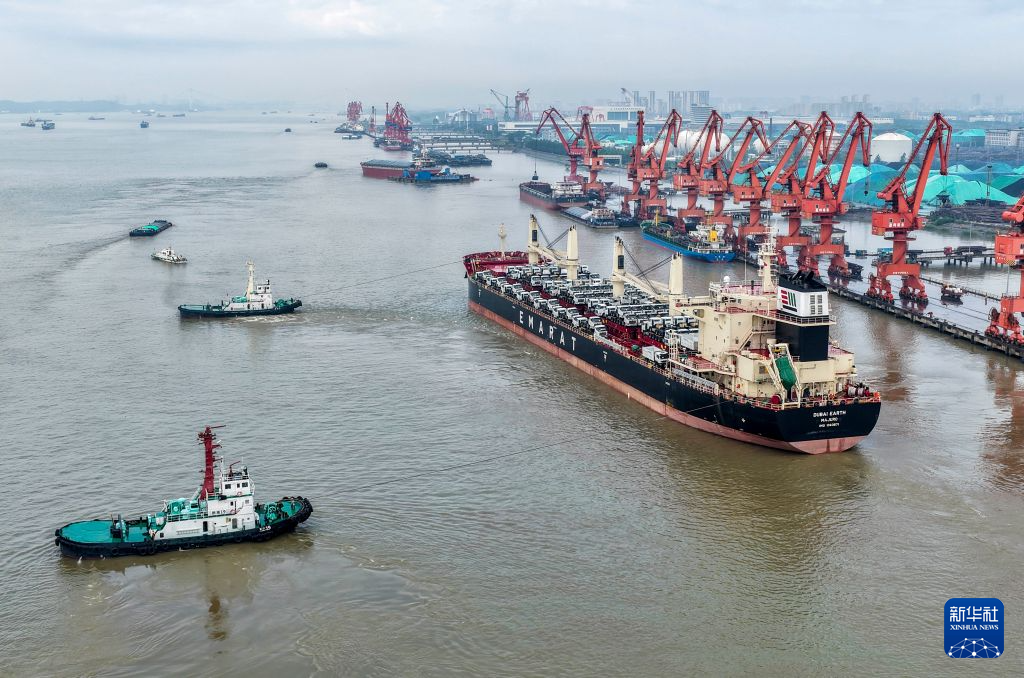 513 Sinotruk Engineering Vehicles Depart Overseas from Taizhou, Jiangsu